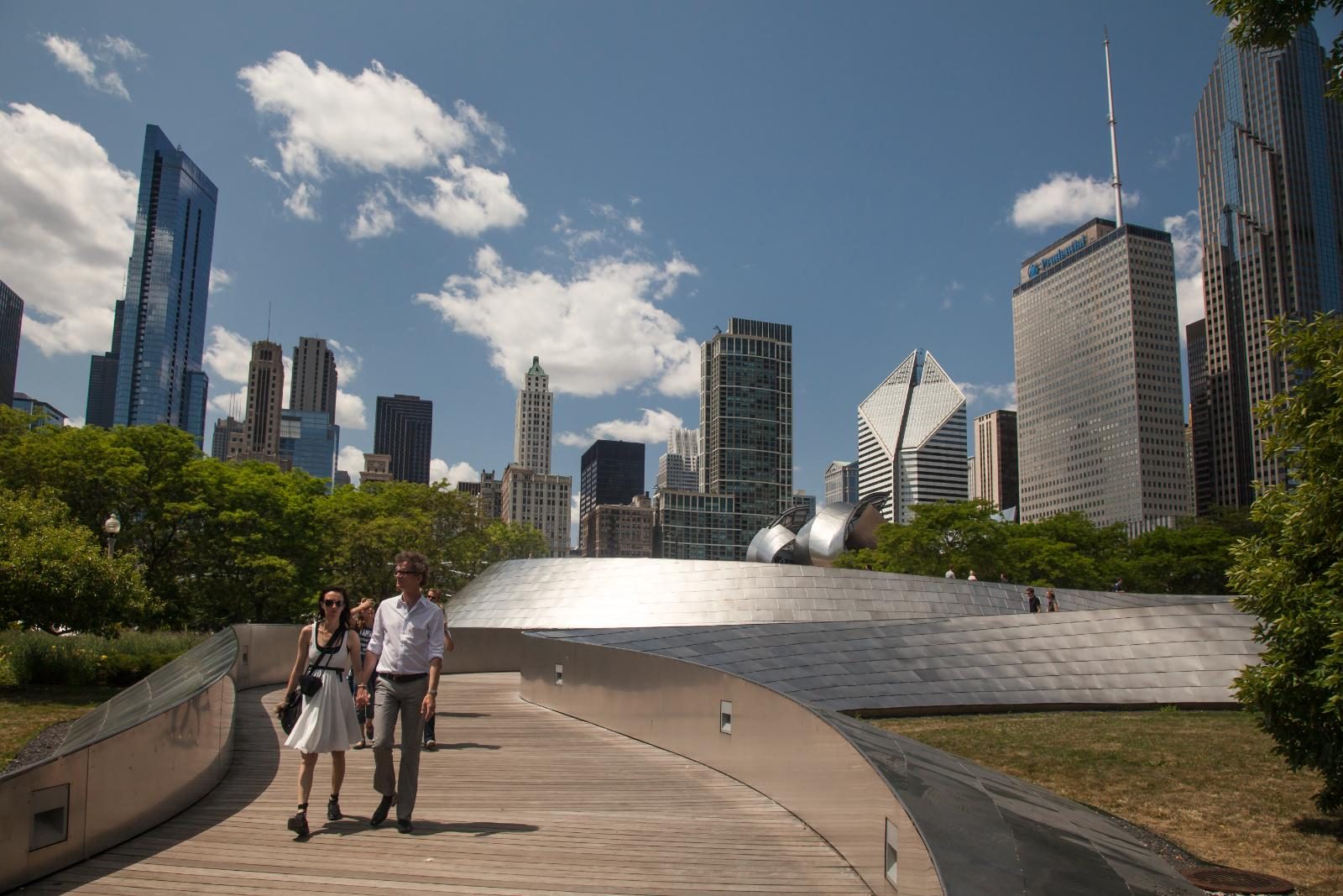 Casal caminhando na BP Bridge em Chicago