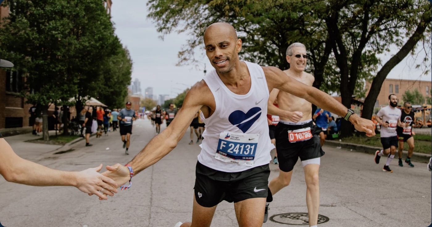 Maratonista celebrando durante a corrida em Chicago