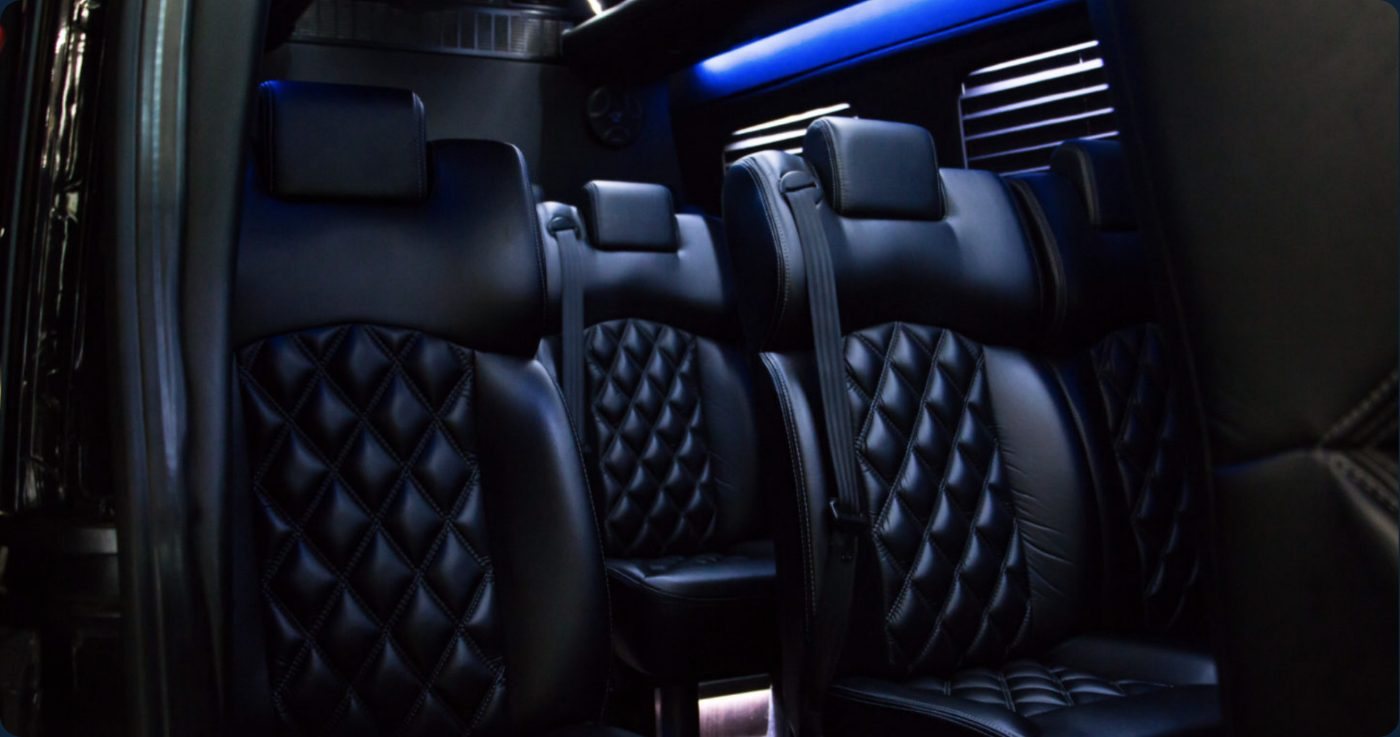 Interior do micro-onibus do tour